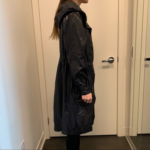 K-Way Lightweight Rain Coat - Picture 5 of 6